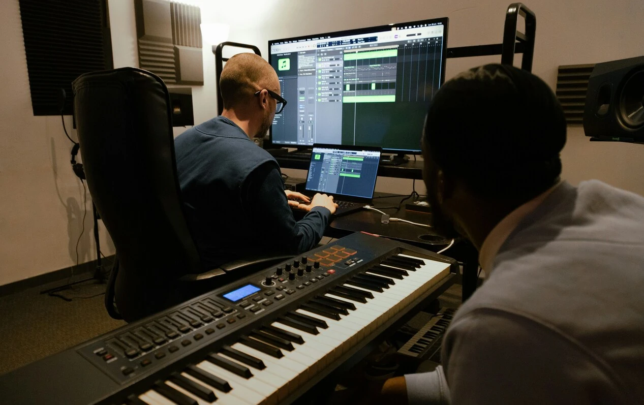 Músico y productor trabajando durante sessión en estudio de grabación