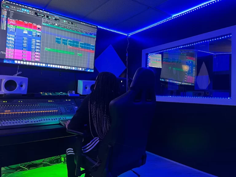 Sala de control con productor del estudio de grabación en Valencia, Dakota Pulse Estudio.