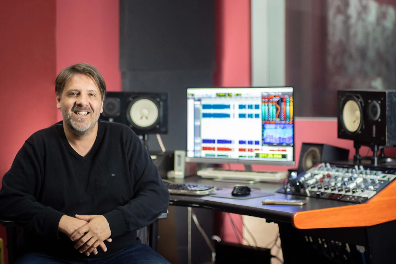 Productor musical Paco Morillas en el estudio de grabación en Valencia, El árbol estudio.
