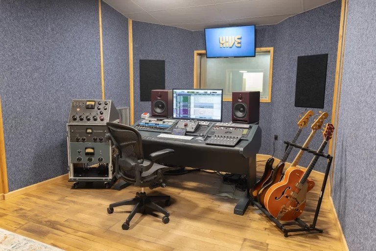 Sala de control con mesa y instrumentos del estudio de grabación Hive Recording Studios en Valencia.