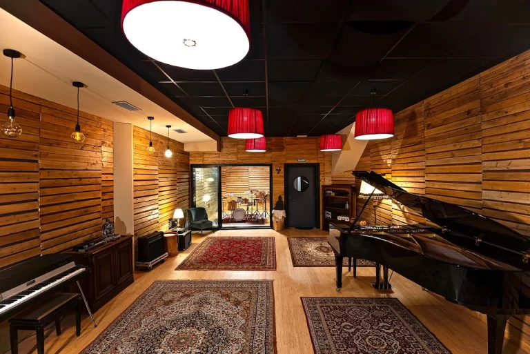 Sala de grabación con madera y luz calida muy acojedora de Jazztone Studios, Valencia