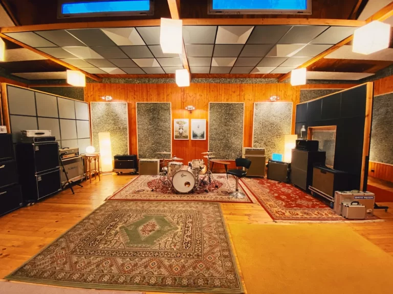 Sala de grabación con acabados de madera en Little canyon Studios, Valencia.