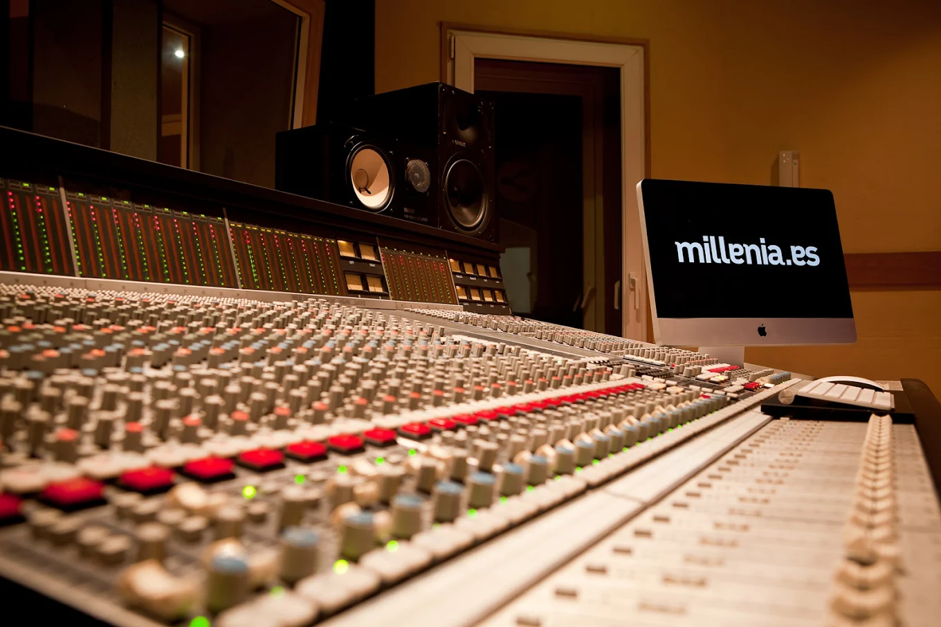 Detalle de mesa de mezcla analógica profesional de Millenia Estudios, Valencia.