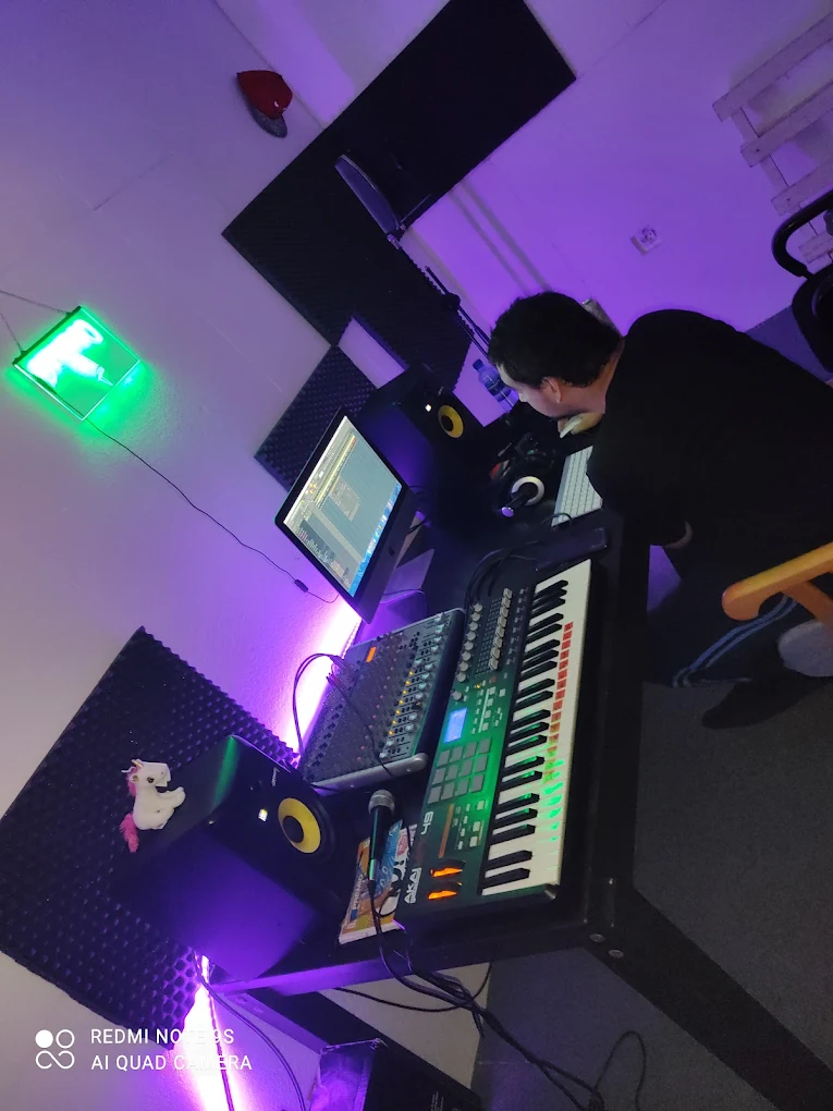 Mesa de control con teclado en estudio de grabación Bilbao Músic Inc en Bilbao