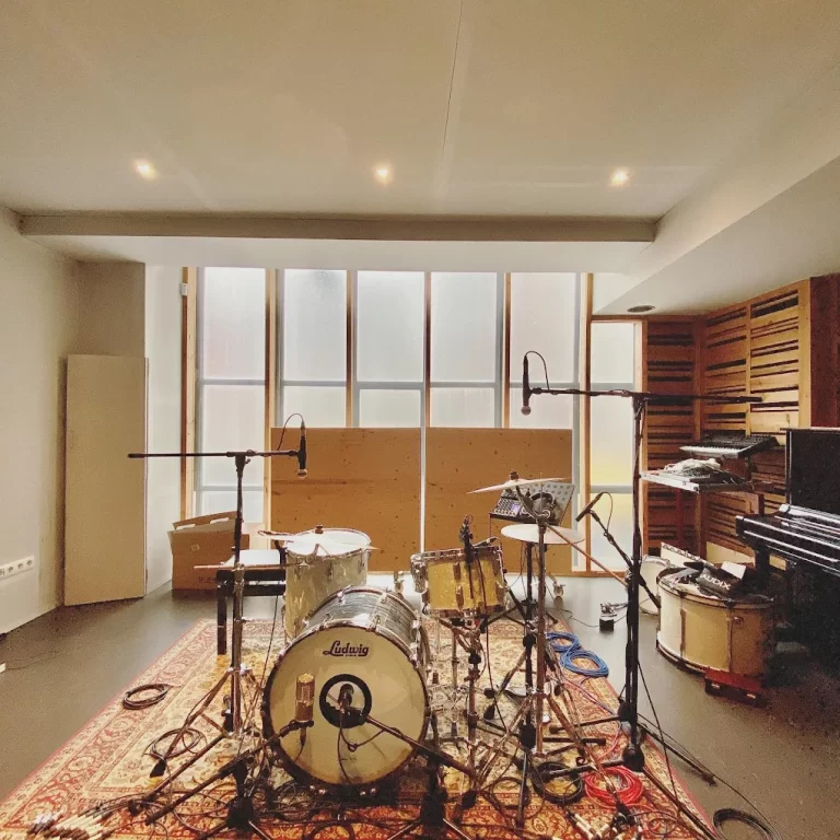 SAla de grabación amplia con acabados en madera en El Tigre Studios, Billbao