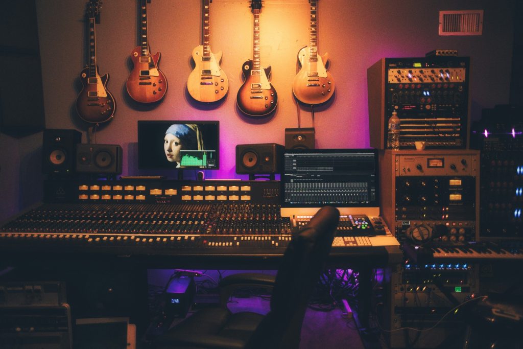 Mesa de mezcla profesional en estudio de grabaciíon Barcelona.