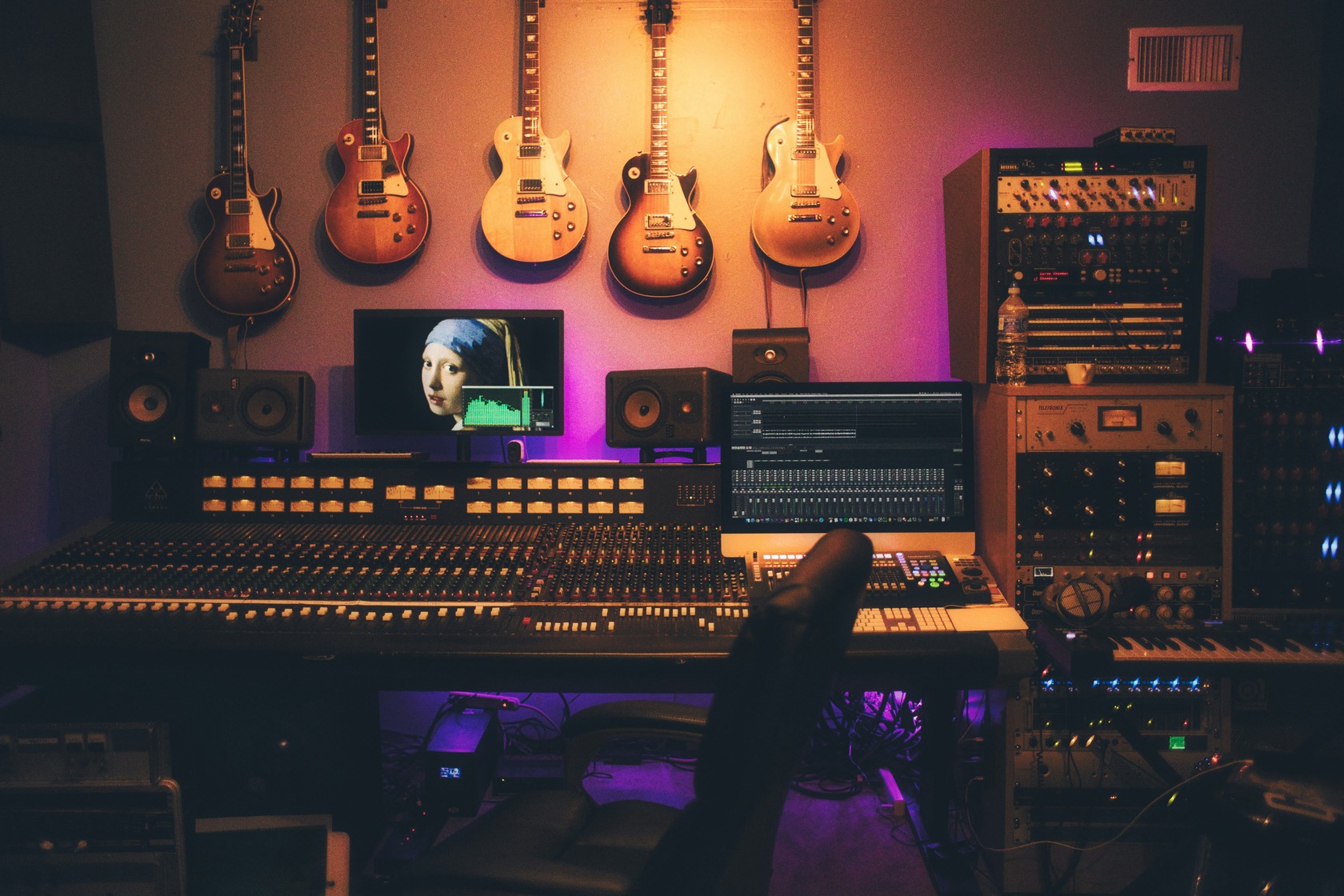 Mesa de mezcla profesional en estudio de grabaciíon Barcelona.