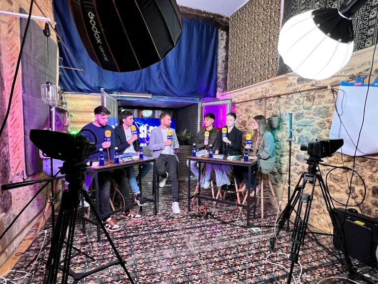 Plató con focos y cámaras grabando una entrevista a un grupo de artistas en Kamanga Estudio, Bilbao