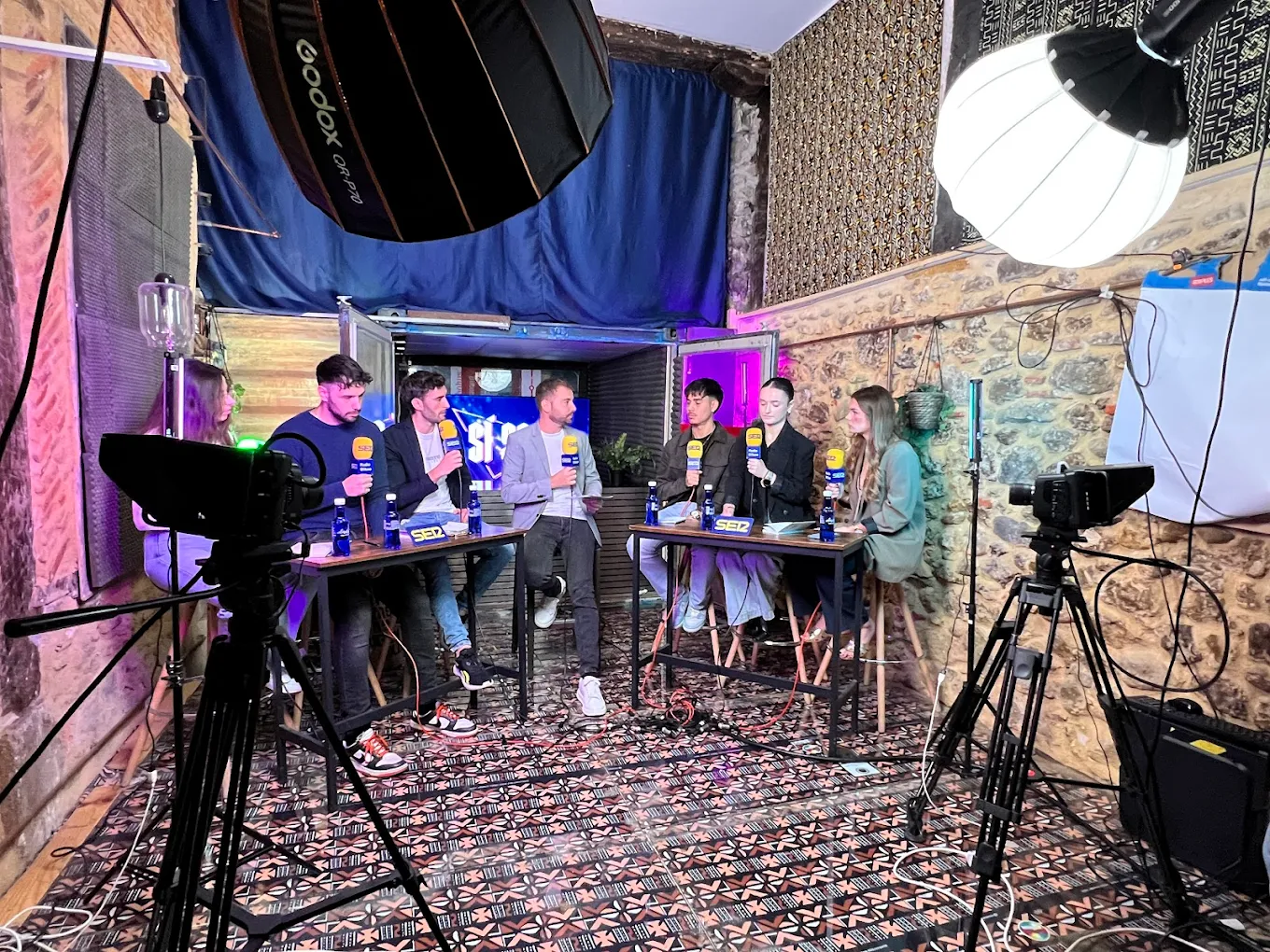 Plató con focos y cámaras grabando una entrevista a un grupo de artistas en Kamanga Estudio, Bilbao