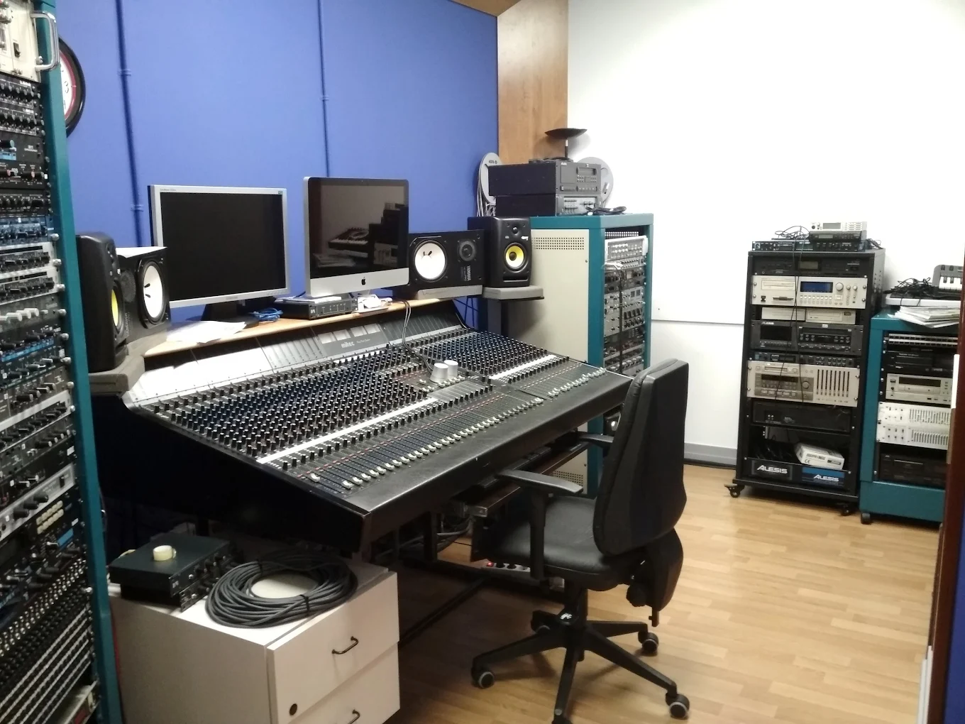Sala de control con mesa de mezclas del estudio de grabación MrJam CMM en Bilbao