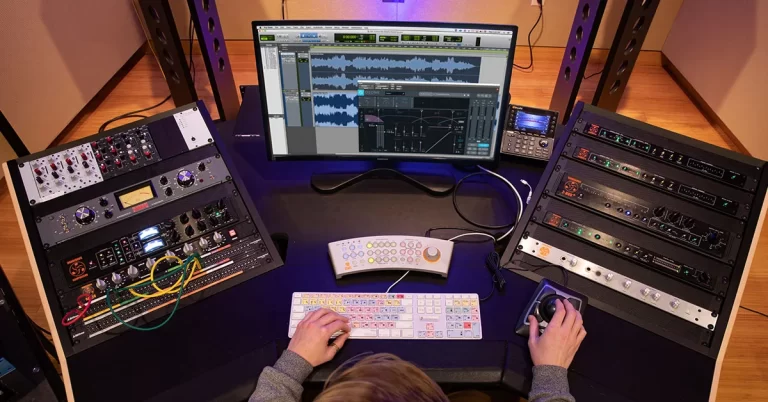 Mesa de control en el estudio de grabación Sonology Mastering en Bilbao
