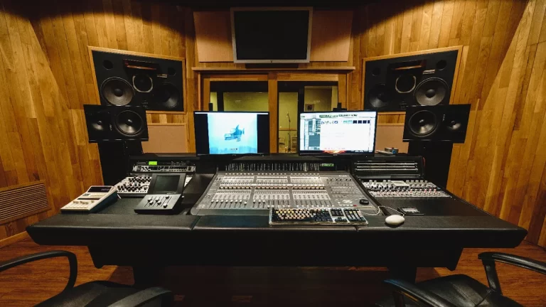 Mesa de mezclas analógica en estudio de grabación en Sevilla, Alta frecuencia.
