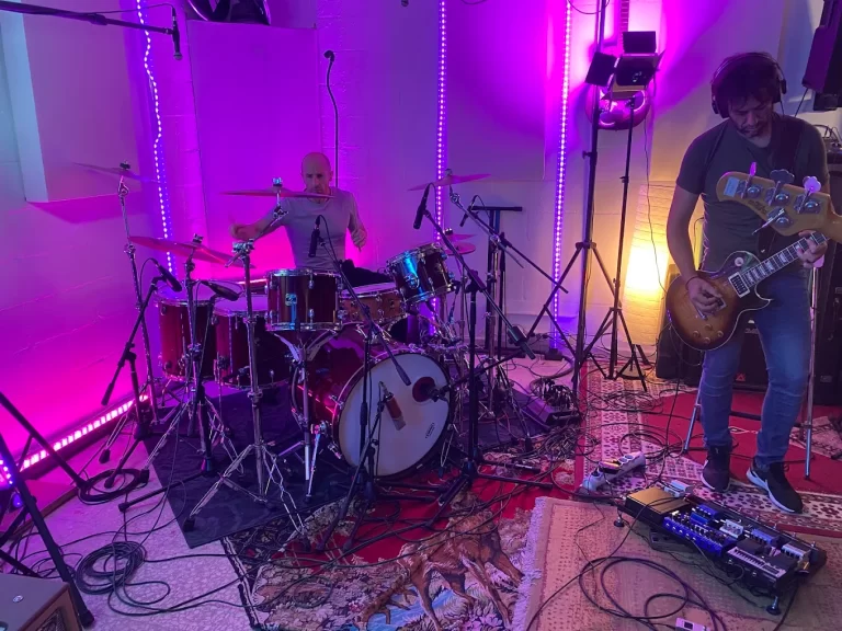 Sessión de grabación con bateria y guitarra en directo en estudio de grabación en Sevilla, Casmo Estudio.