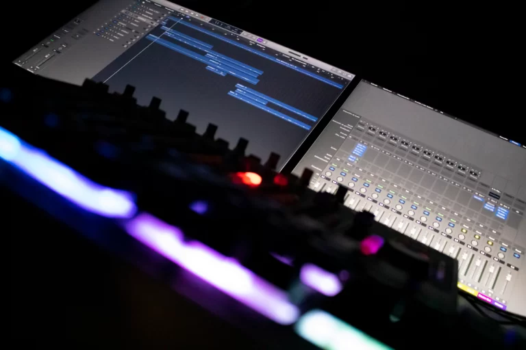 Detalle controlador midi i daw en estudio de grabación profesional en Sevilla, Highlands Studios