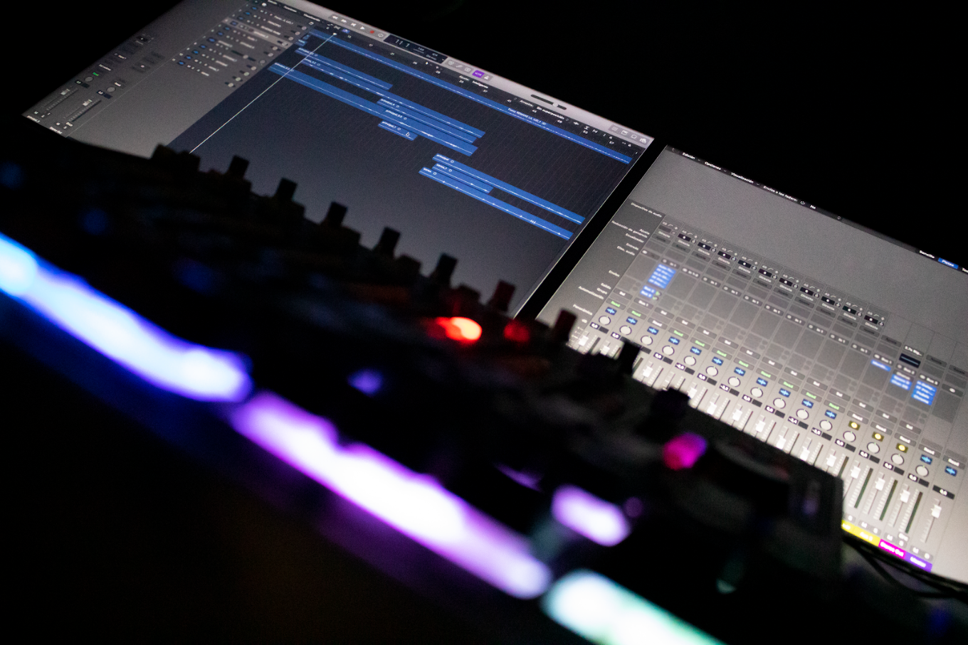 Detalle controlador midi i daw en estudio de grabación profesional en Sevilla, Highlands Studios