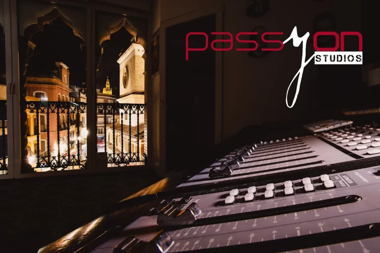 Detalle de la mesa de mezclas del estudio de grabación en Sevilla, Passyon Music Studios