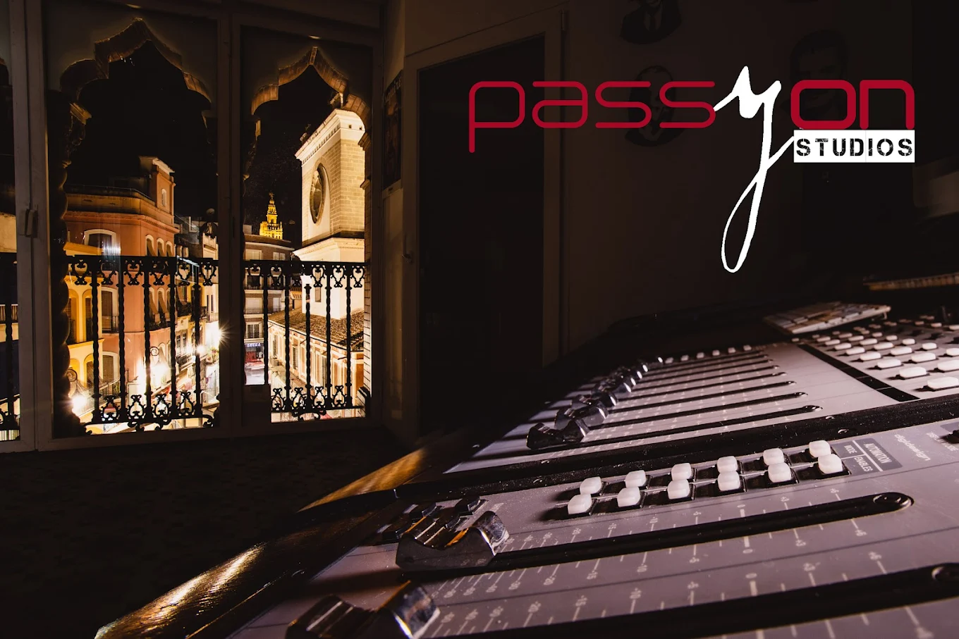 Detalle de la mesa de mezclas del estudio de grabación en Sevilla, Passyon Music Studios