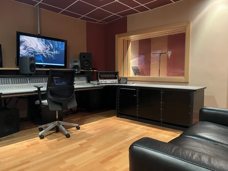 Sala de control en estudio de grabación en Bilbao, SoinuON.