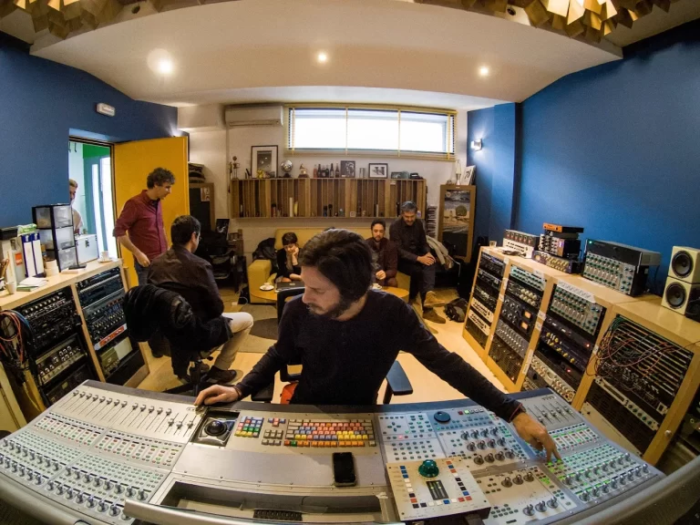 Productor en mesa de mezclas en estudios de grabación en sevilla, Sputnik Recording Studios