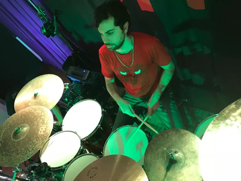 Baterista con bateria en estudio de grabación en Sevilla, Surmúsica Studio