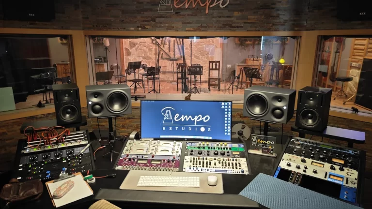 Mesa de mezclas del estudio de grabación en Sevilla, Tempo Estudios.