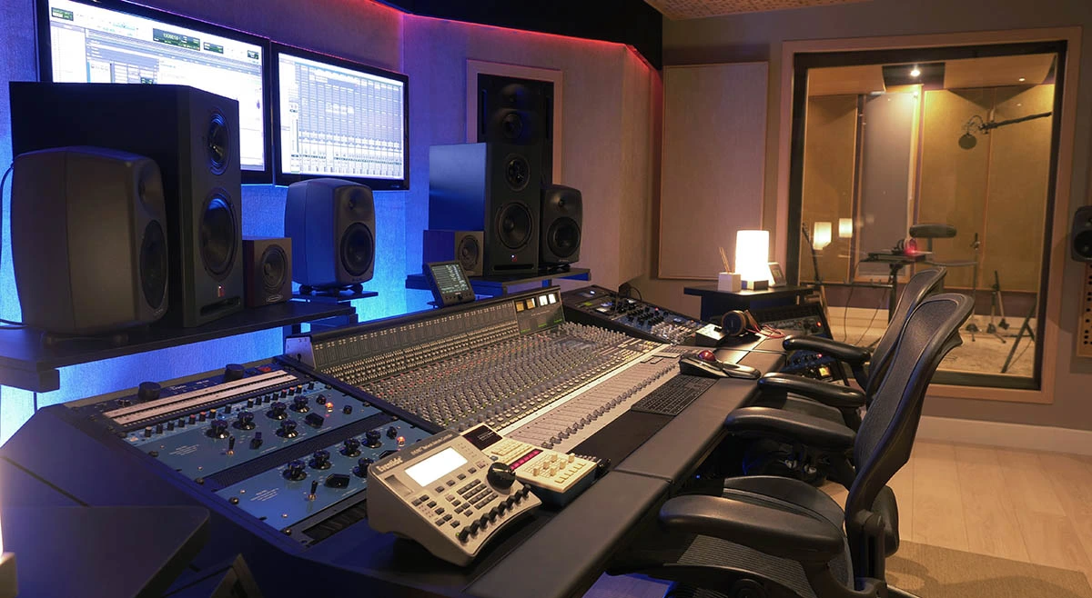 Mesa de mezclas analógica en estudio de grabación en Sevilla, Unomusic Studios