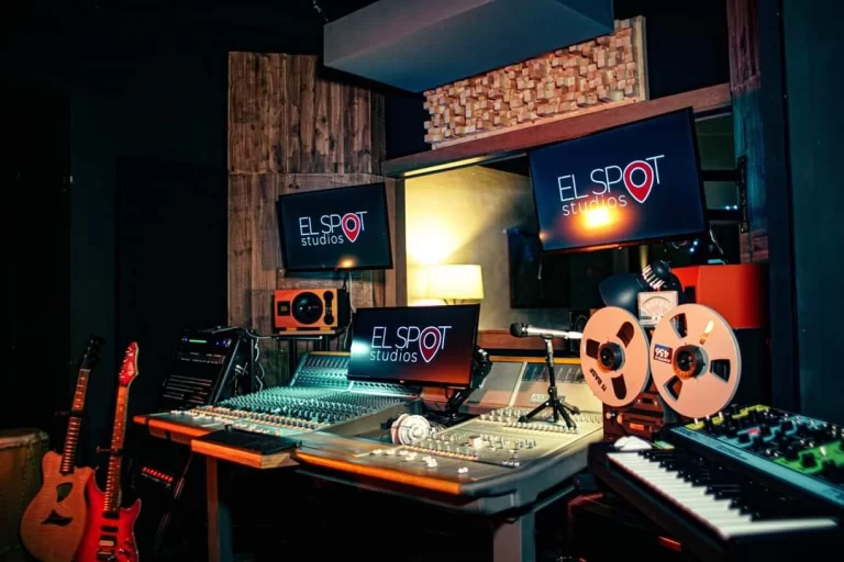 Mesa de mezclas profesional en el estudio de grabación profesional el spot studios, valencia