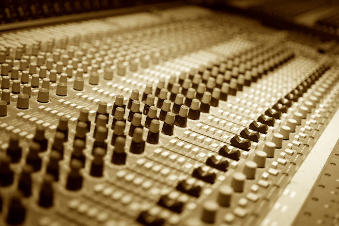 Mesa de mezclas del estudio de grabación BIG BANG Estudios en Murcia