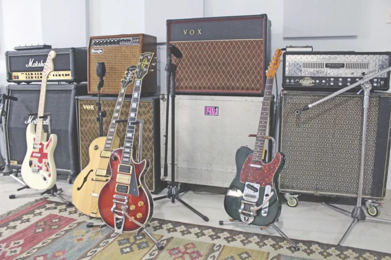 Amplificadores y guitarras en el estudio de grabación profesional Estudios PM, Murcia.