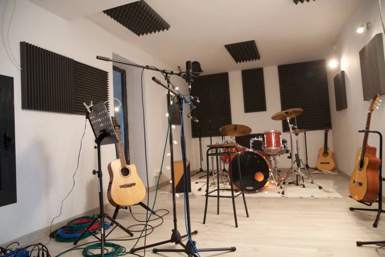Sala de grabación con instrumentos en el estudio Mieza Estudio, Tarragona.