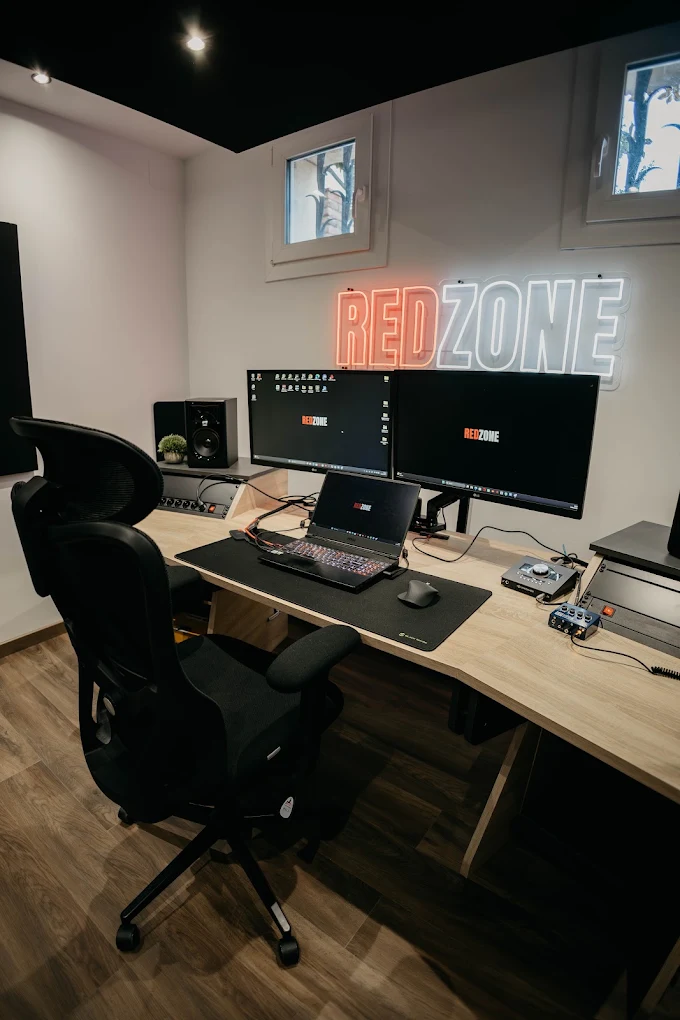 Mesa de control en el estudio de grabación REDZONE, Altafulla.