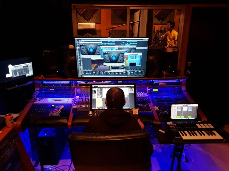 Sala de control del estudio de grabación Radish Records en Tarragona