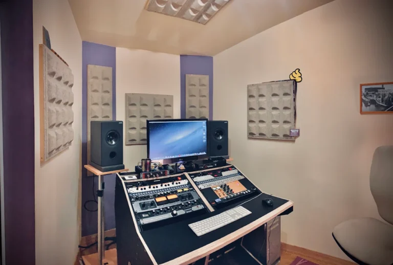 Sala de control del estudio Señal&Ruido Estudios, Murcia.