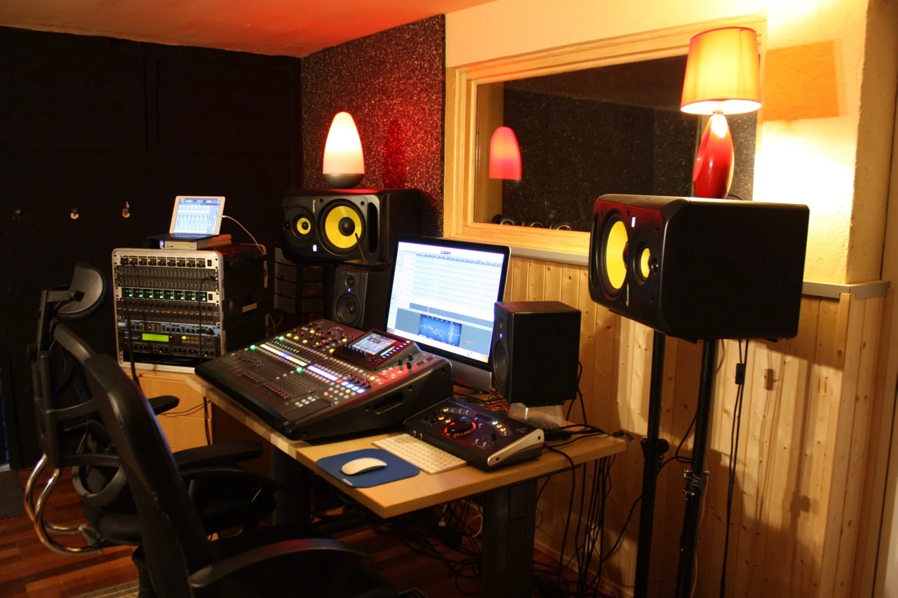 Mesa de mezclas en el estudio de grabación SOnic Pulse Studio, Tarragona.