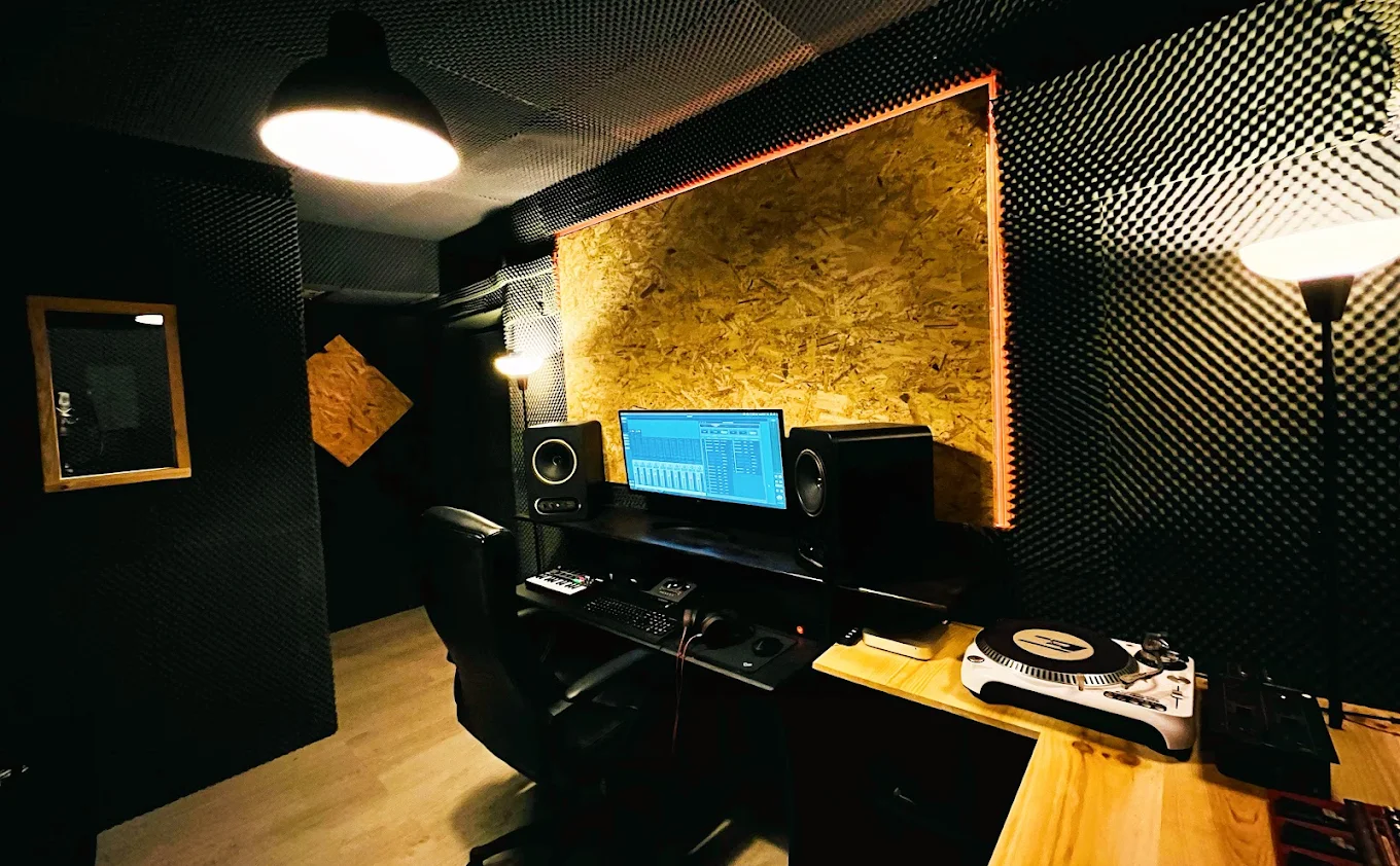 Sala de control del estudio de grabación Sunset Studios, Murcia